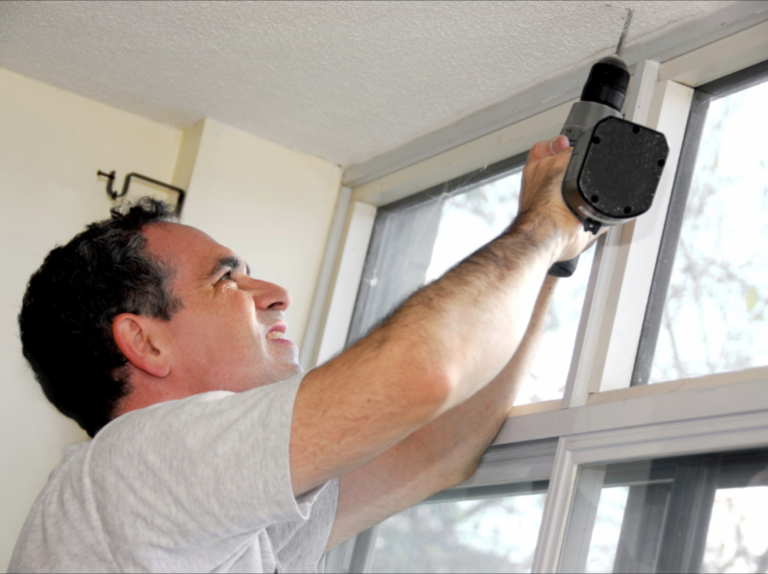 Agent de maintenance en bâtiment effectuant une réparation avec ses outils dans des locaux professionnels