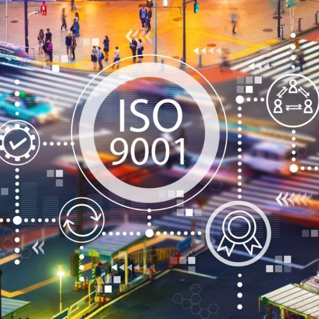Pictogramme ISO 9001 et icônes qualité superposés à un carrefour urbain animé